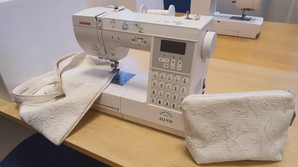 Symaskin och necessär